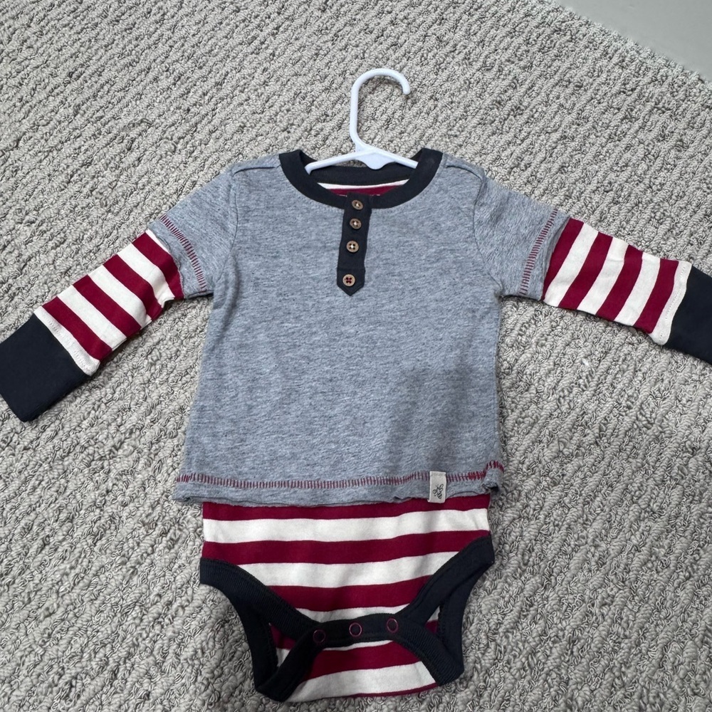 ☀️NWOT Burt's Bees Baby Red and Gray Striped Onesie